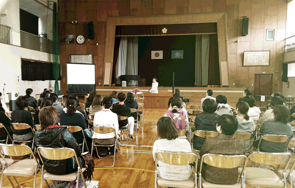 北日野小学校の体育館で行った講演会の様子を写した写真