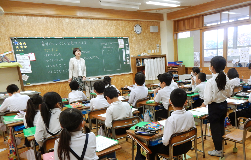 鳴鹿小学校三年生の教室で行った出前授業の様子を写した写真