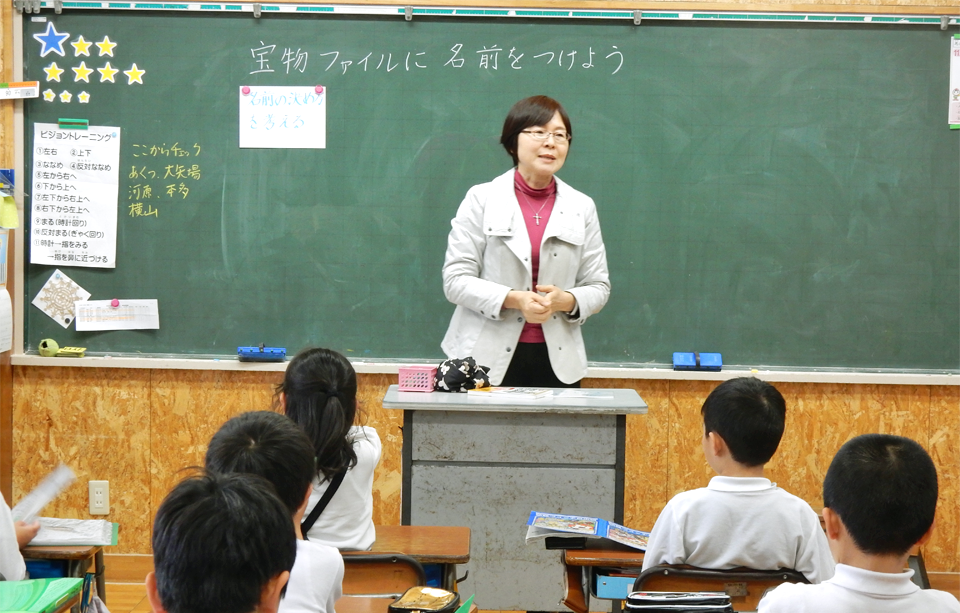 鳴鹿小学校三年生の教室で行った出前授業の様子を写した写真